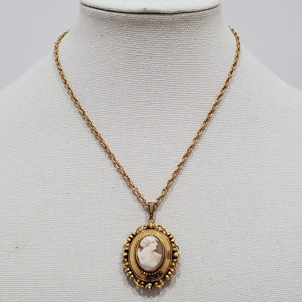 Vintage Beige & White Oval Cameo Locket Gold Tone Chain Victorian Style Necklace